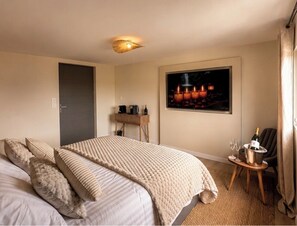 Room - Vrbo Property (VAIVRE ET MONTOILLE)