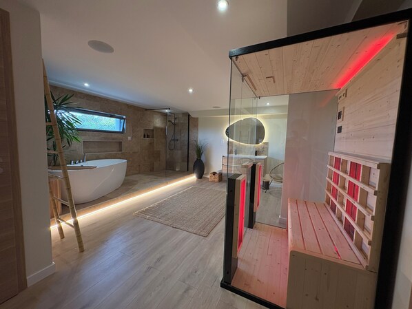 Bathroom - Vrbo Property (VAIVRE ET MONTOILLE)