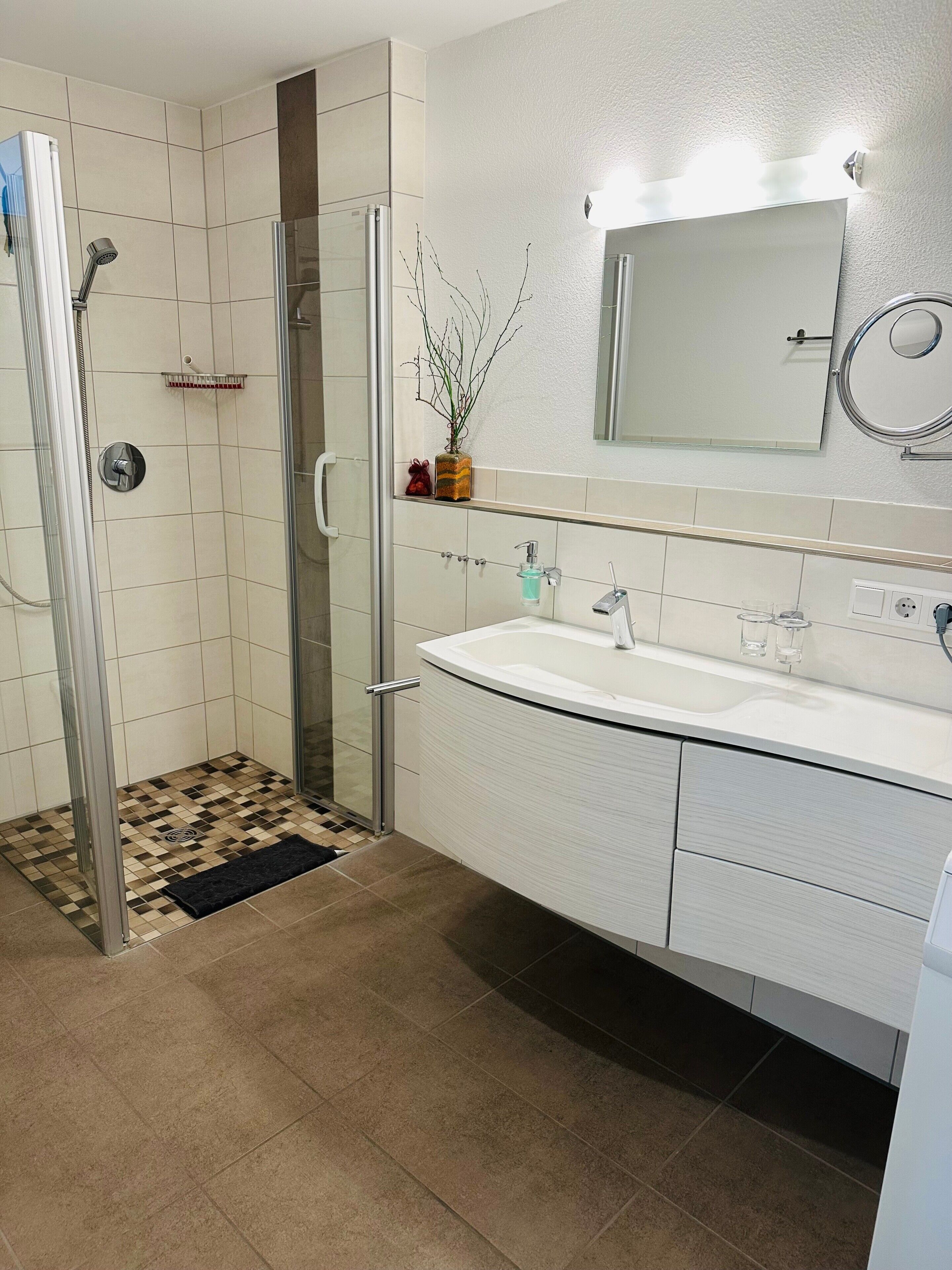 Dusche, Haartrockner, Handtücher