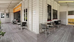 Outdoor dining - Royal Oak Hotel Motel  (Yaamba)