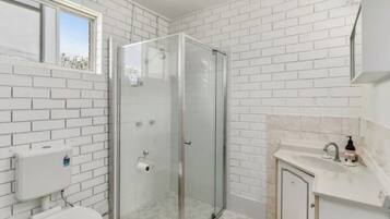 Chambre classique double | Salle de bain | Articles de toilette (gratuits), séchoir à cheveux, serviettes fournies