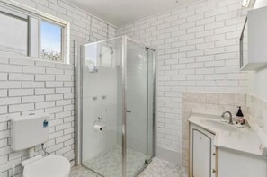 Klassieke tweepersoonskamer | Badkamer | Gratis toiletartikelen, een haardroger, handdoeken, zeep