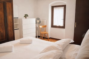 2 bedrooms, desk, iron/ironing board, free WiFi - Grandparents' Cottage, 15 min from Lake Garda, View of Monte Baldo, Free Parking (San Zeno)
