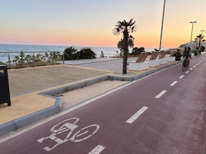 A coastal promenade with a bike lane, seating areas, and a view of the sea. - La Casa di Luigi by Geco Vacation Rentals (Marina Di Ragusa)