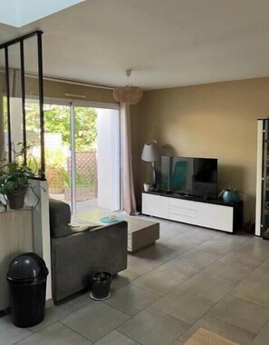 Living area - Modern, air-conditioned house with a garden, near La Rochelle and Île de Ré (Périgny)