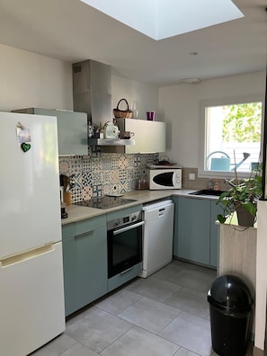 Private kitchen - Modern, air-conditioned house with a garden, near La Rochelle and Île de Ré (Périgny)