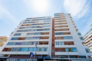A multi-story hotel with balconies, large windows, and a clear sky. - GuestHost - Sea View Moro Apartment (Montesilvano)