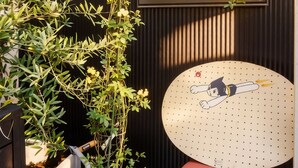 Una planta en maceta, una silla y una ventana con vistas al interior.