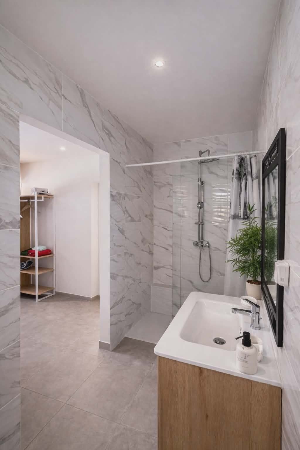 Douche, sèche-cheveux, serviettes fournies