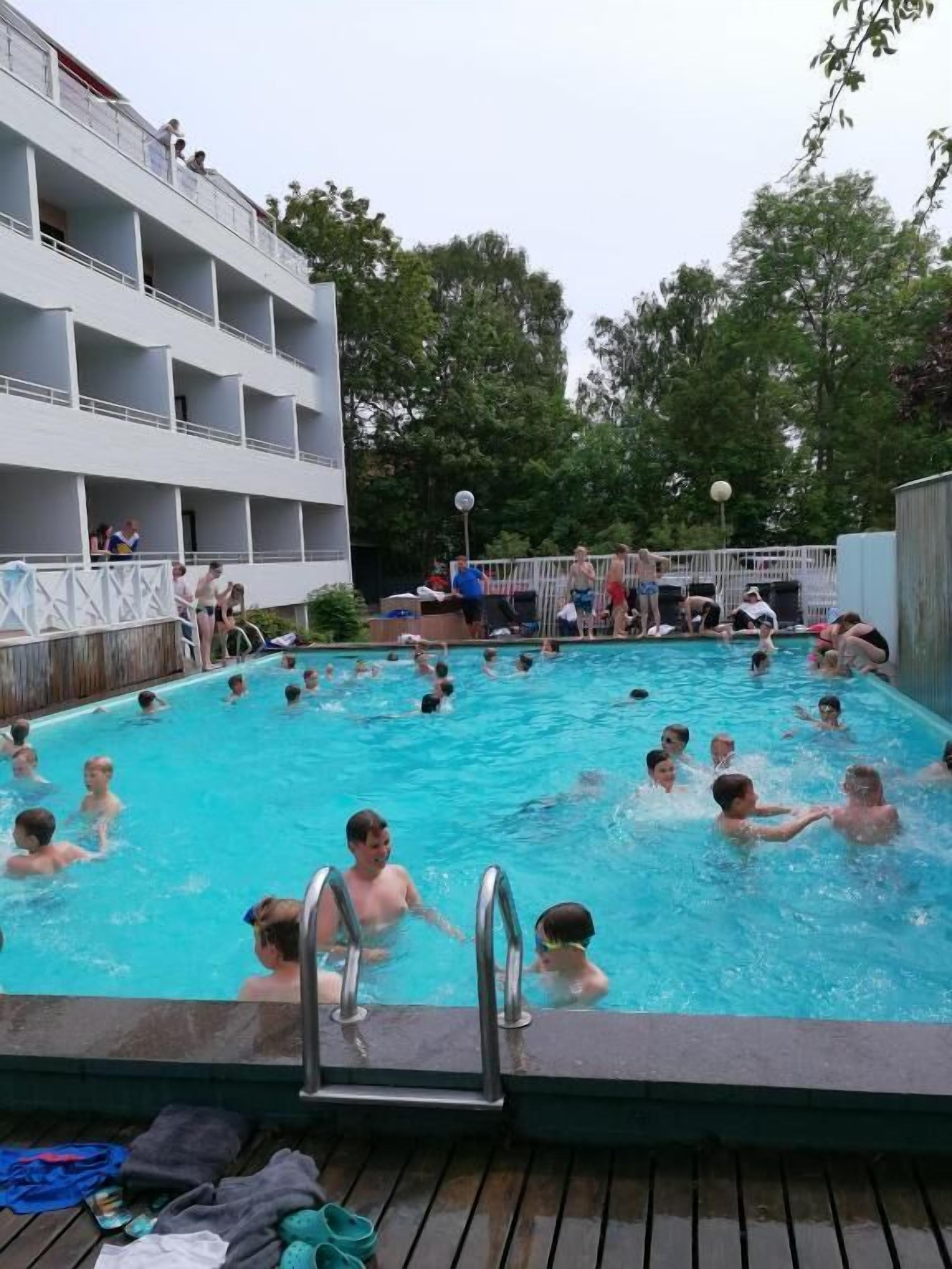 Innenpool, Außenpool (je nach Saison geöffnet)