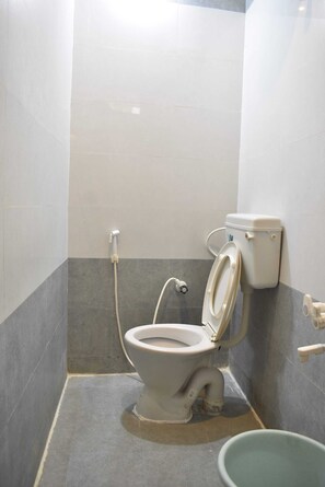 Bathroom - Sri Thirumalaivasa Guest House (Tiruvannamalai)