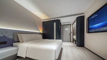 Habitación básica doble | Escritorio y espacio para trabajar con un portátil