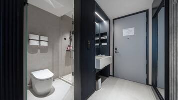 Habitación básica con 2 camas individuales | Baño | Ducha, artículos de higiene personal gratuitos y secador de pelo