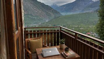 Luxury Room, Balcony, Mountain View | Outdoor dining