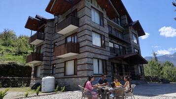 Luxury Room, Balcony, Mountain View | Outdoor dining