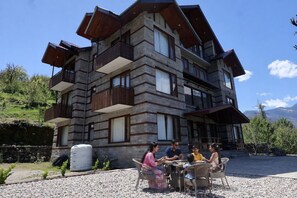 Outdoor dining - AKIRA BY SKYLORE (Manali)