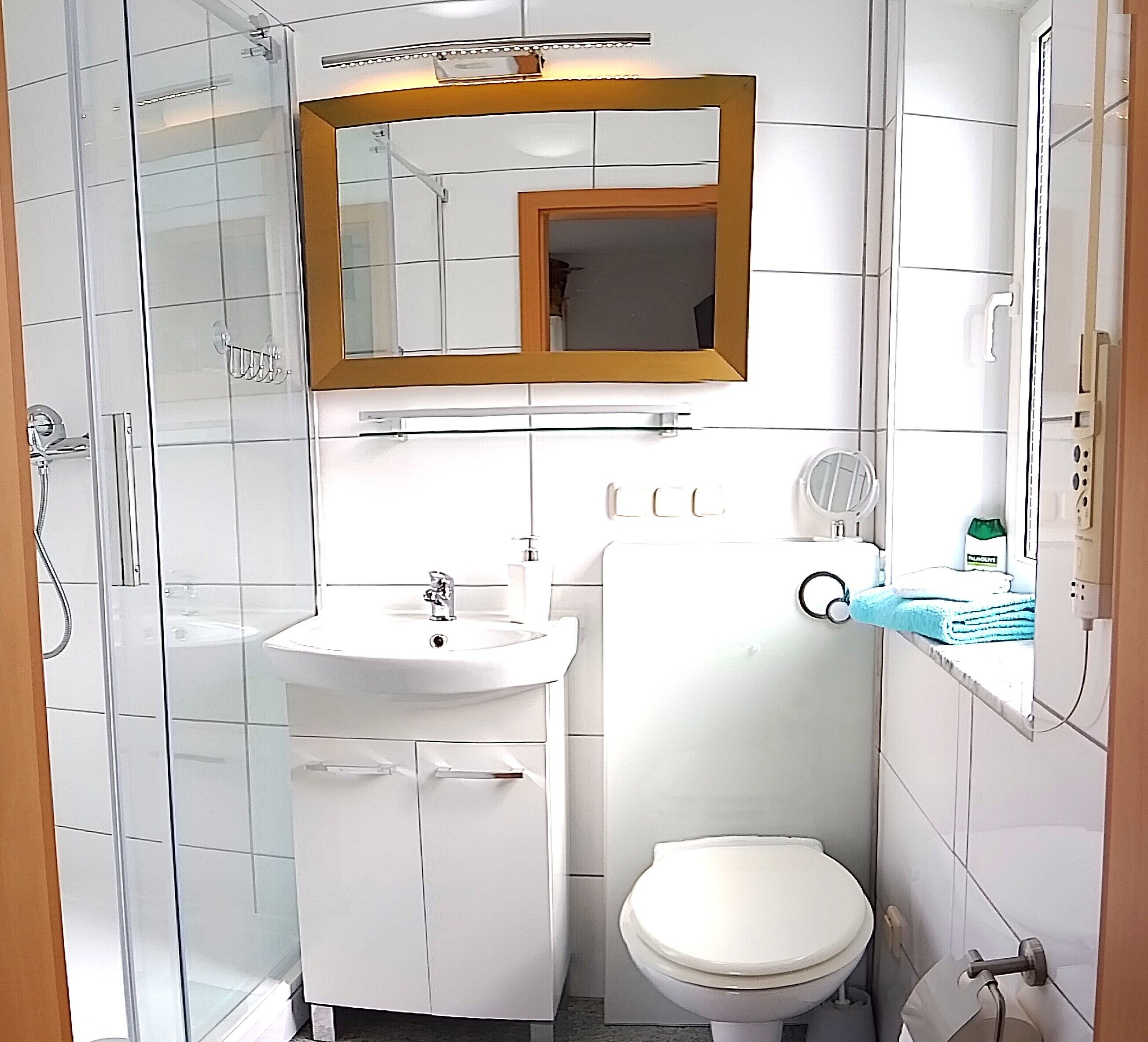 Dusche, Haartrockner, Handtücher, Seife