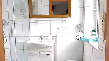 Dusche, Haartrockner, Handtücher, Seife