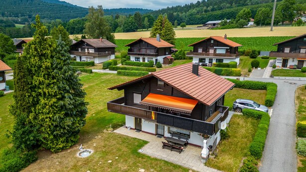 A modern two-story house with a balcony, surrounded by well-maintained gardens and a clear view of the countryside. - Apartment 'Spatzennest' with Mountain View, Private Terrace and Wi-Fi (Arrach)