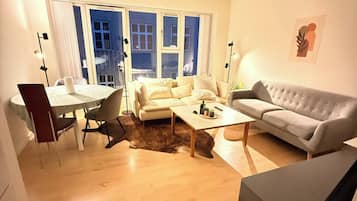 Apartment, 2 Schlafzimmer, barrierefrei | Wohnzimmer | Bücher
