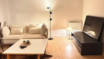 Apartment, 2 Schlafzimmer, barrierefrei | Wohnzimmer | Bücher