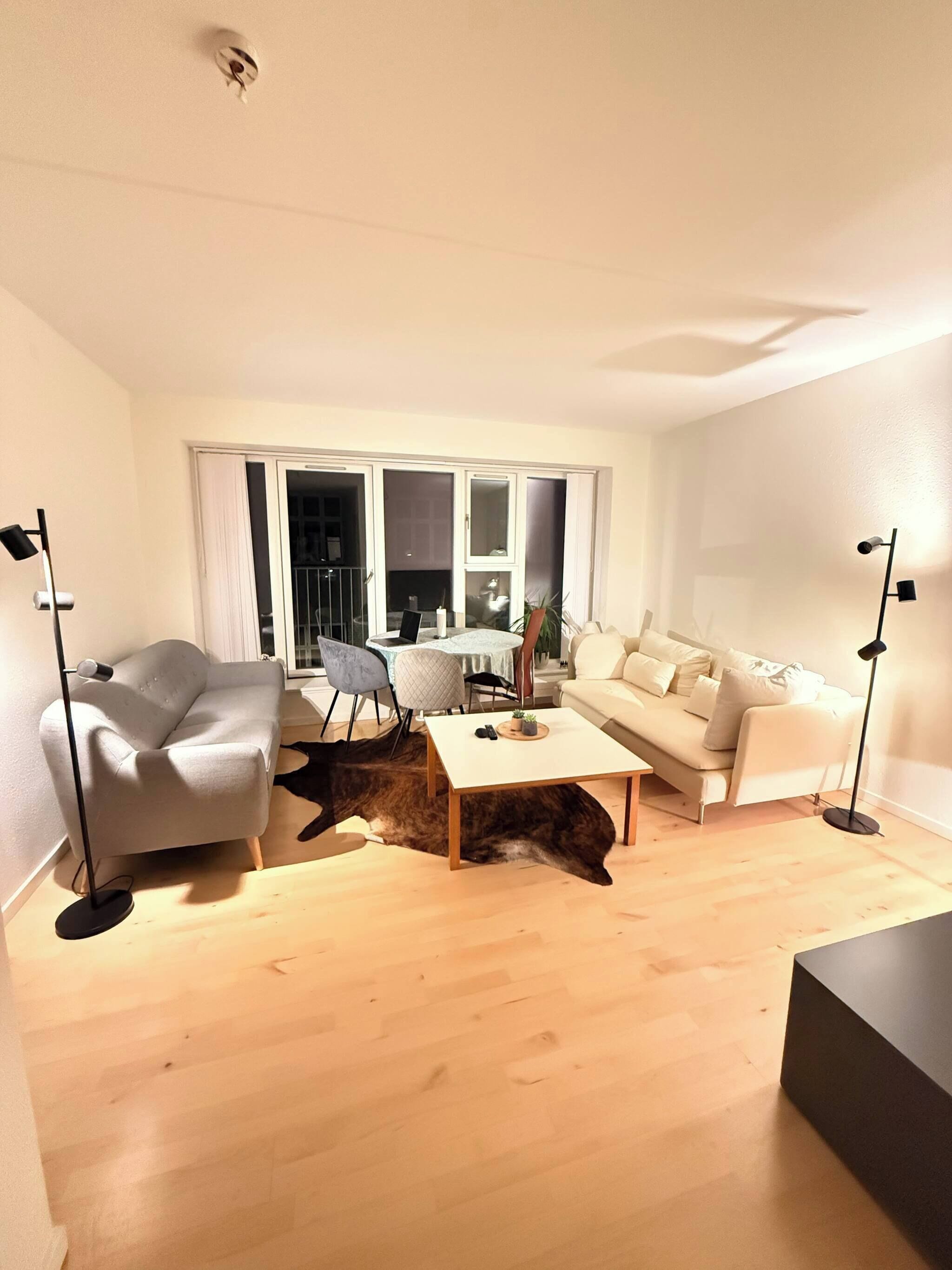 Departamento, 2 habitaciones, con acceso para personas discapacitadas | Sala de estar | Libros 