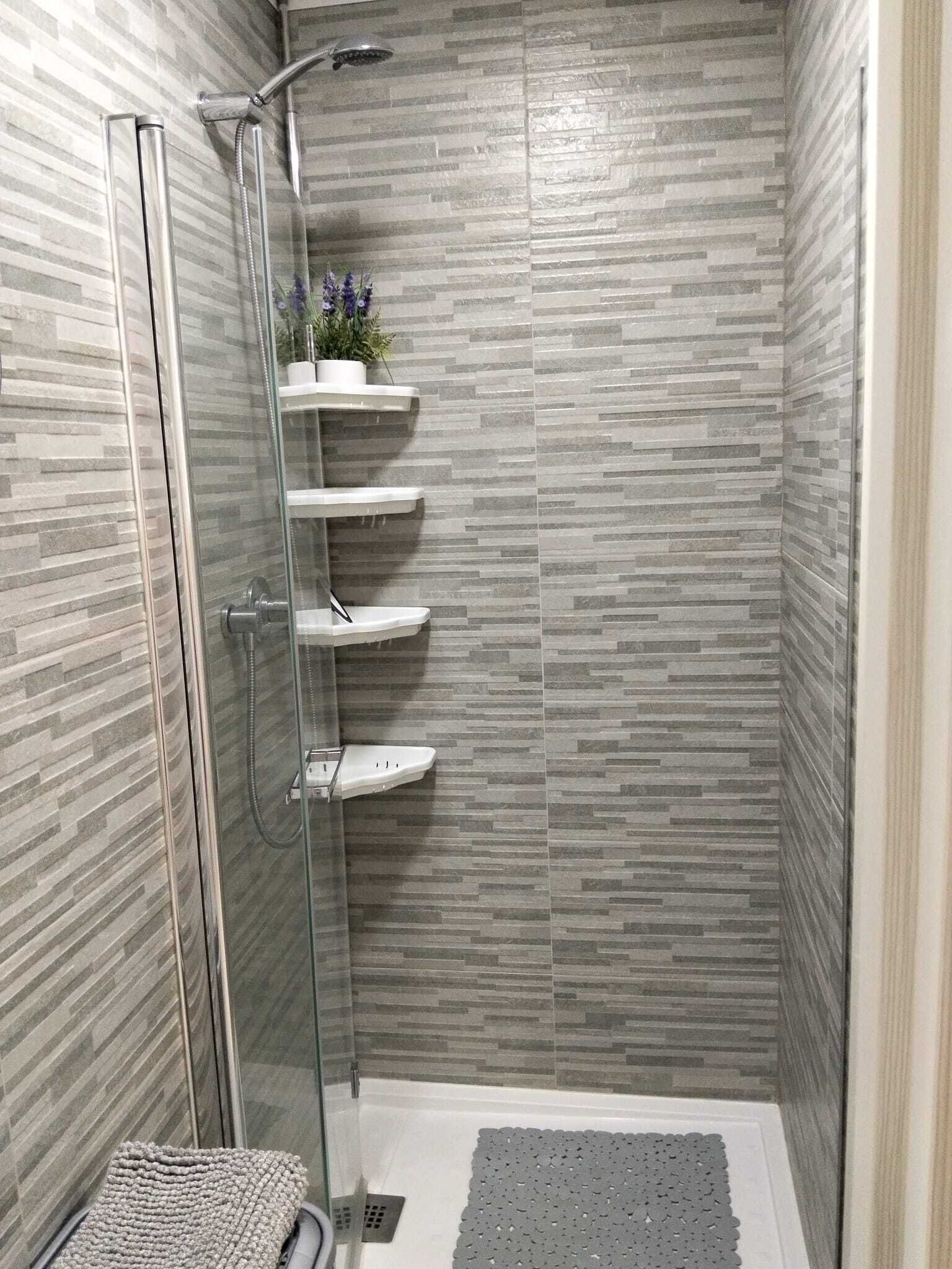 Dusche, Haartrockner, Handtücher, Toilettenpapier