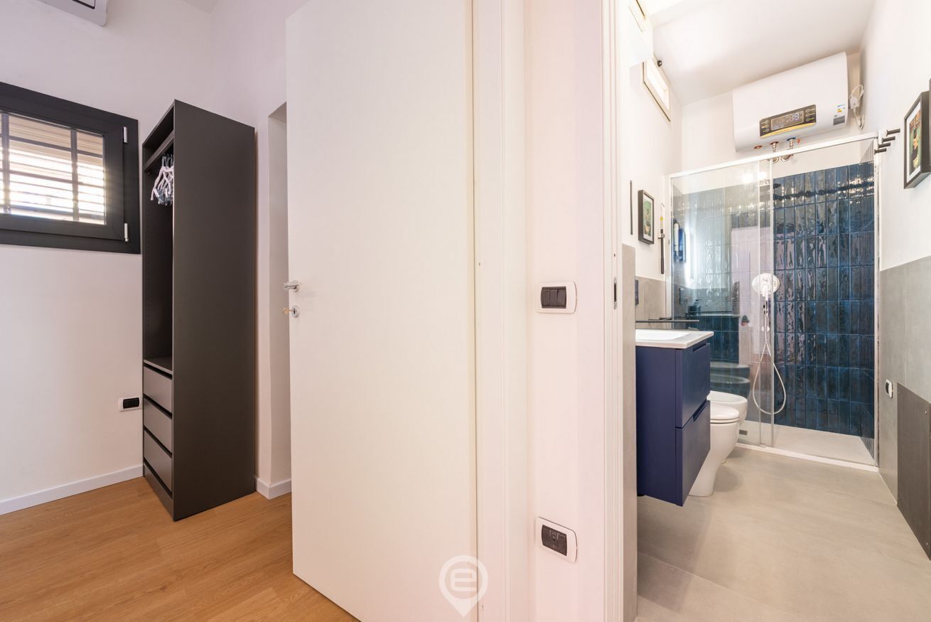 Shower, bidet, towels, shampoo