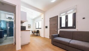 TV - Repubblica Apartment | City Stay & Fast WiFi (Cagliari)