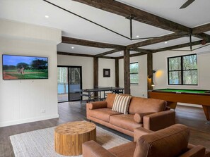 Fireplace - Highwoods Cottage - Authentic charm in the heart of Wine Country (Pokolbin)