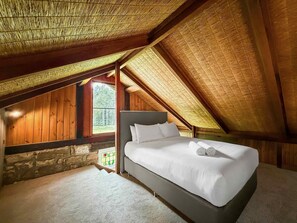 Iron/ironing board, Internet, bed sheets - Highwoods Cottage - Authentic charm in the heart of Wine Country (Pokolbin)