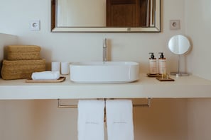Superior Double Room, Balcony, Mountain View | Bathroom | Free toiletries, hair dryer, slippers, towels - Palacio de Paradinas (Paradinas)