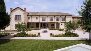 A two-story house with a patio, a swimming pool, and a well-maintained lawn. - Palacio de Paradinas (Santa Maria la Real de Nieva)