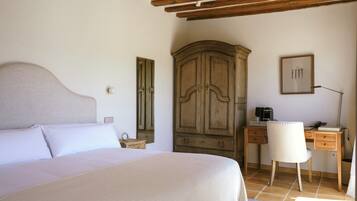 Habitación doble superior, balcón, vistas a la montaña | Minibar con artículos gratuitos, caja fuerte, escritorio