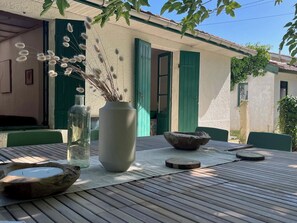 Outdoor dining - Vrbo Property (VENDAYS MONTALIVET)