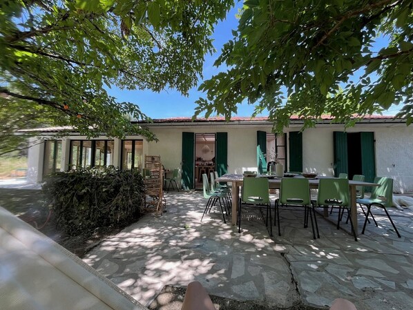 Outdoor dining - Vrbo Property (VENDAYS MONTALIVET)
