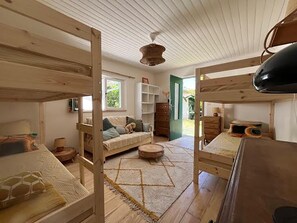 Room - Vrbo Property (VENDAYS MONTALIVET)