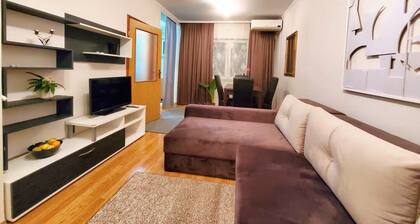10 minutes to the Old Bridge of Mostar! Family-sized condo, free parking!