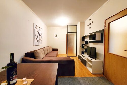 10 minutes to the Old Bridge of Mostar! Family-sized condo, free parking!