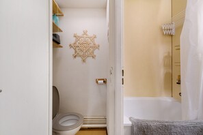 A bathroom with a toilet, a shower, and a towel rack. - Apartment "Au Pieds des Pistes" in Les Esserts with Mountain View, Balcony and Wi-Fi (Morillon)