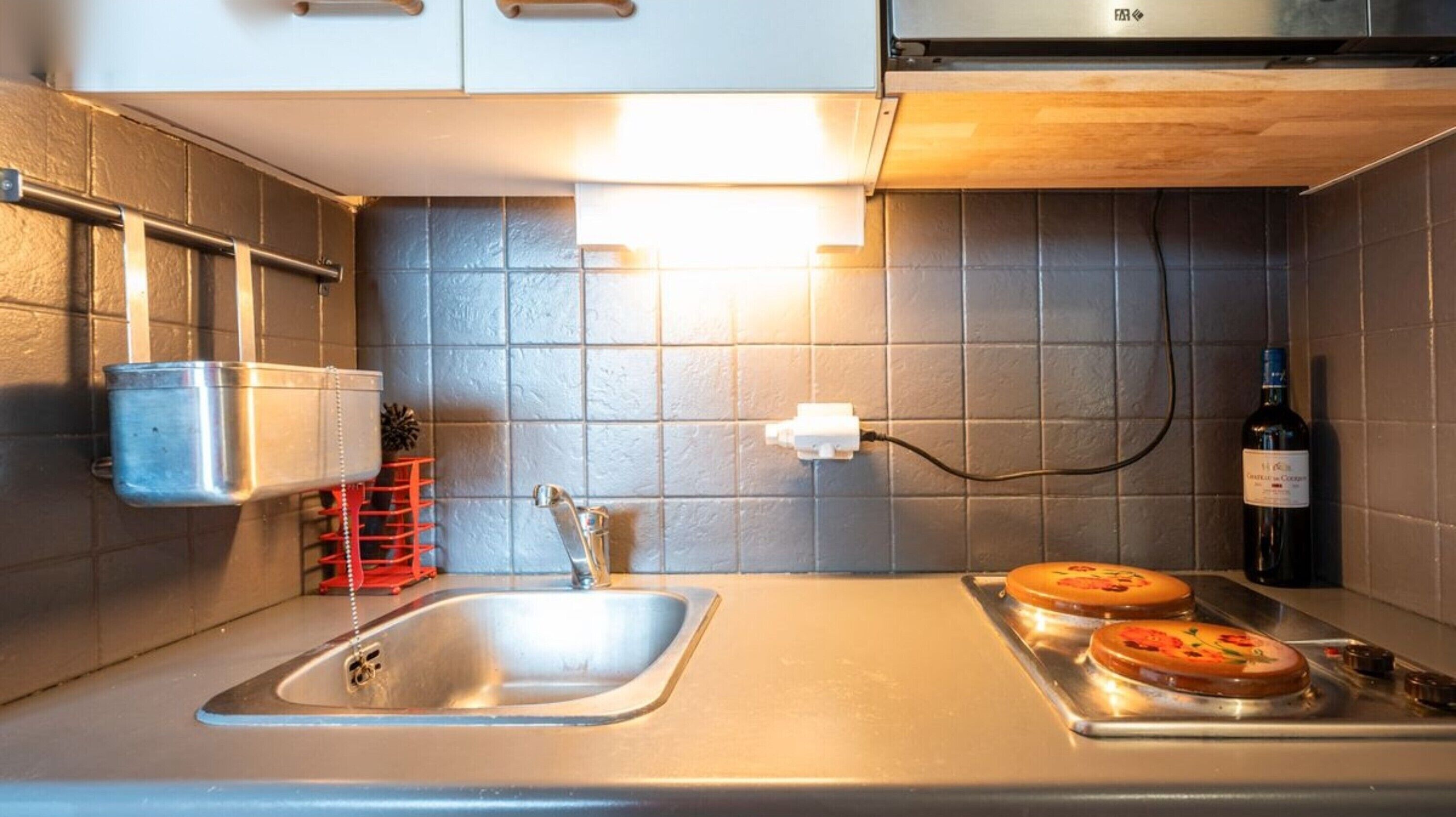 Kaffetrakter/tekoker, kjøleskap, mikrobølgeovn og kokeplater