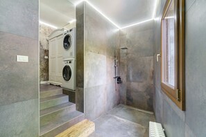 Douche, sèche-cheveux, serviettes fournies
