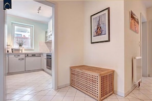 Fridge, microwave, oven, stovetop - App. Meereswoge - Stylish vacation rental in Heringsdorf with a balcony – just 100 m away (Heringsdorf)