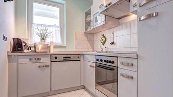 Wasserkocher mit Kaffee-/Teezubehör, Kühlschrank, Mikrowelle, Ofen