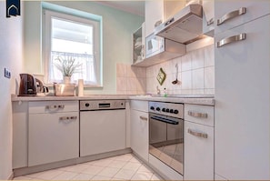 Wasserkocher mit Kaffee-/Teezubehör, Kühlschrank, Mikrowelle, Ofen