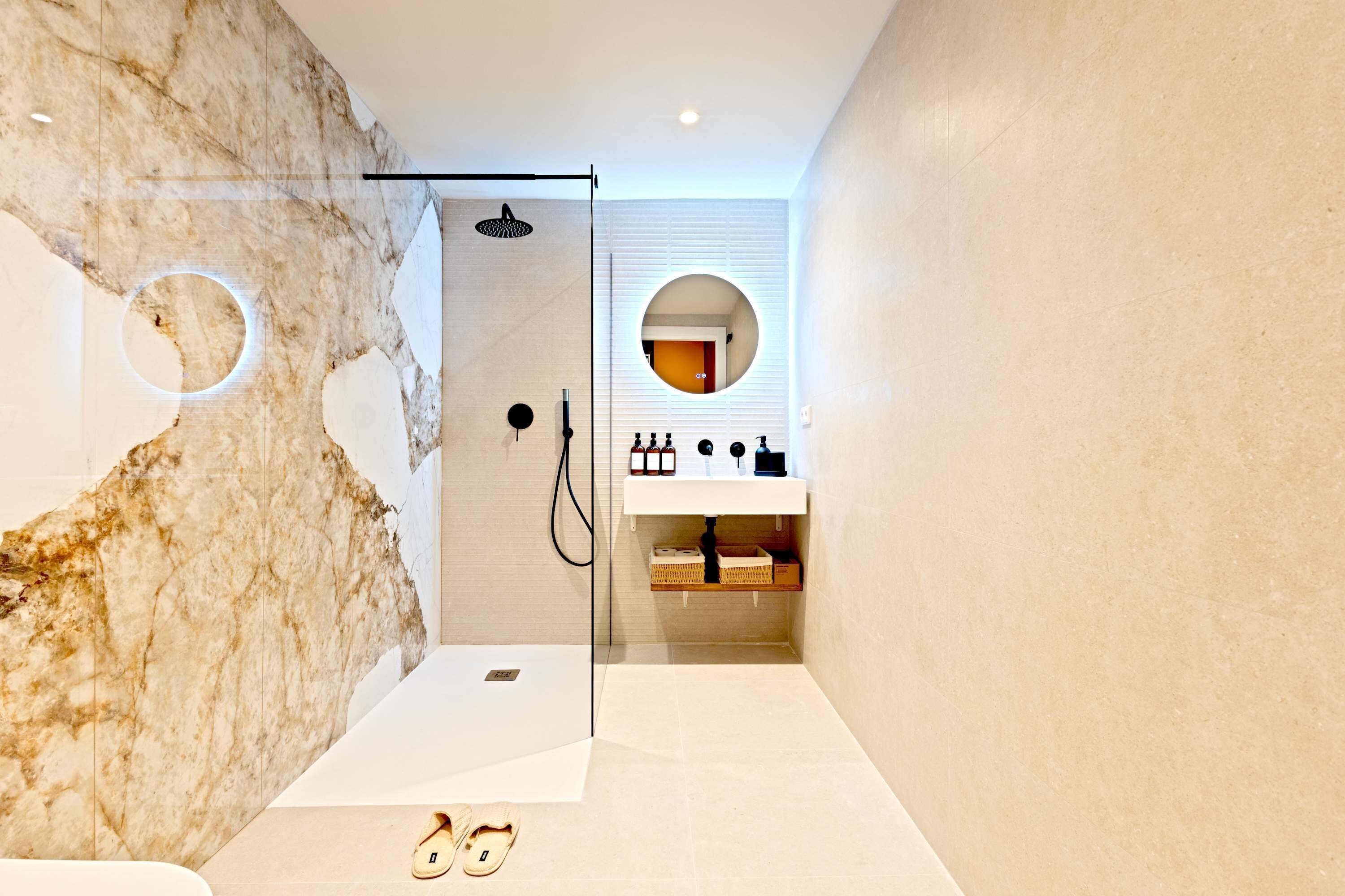 Shower, hair dryer, towels, shampoo