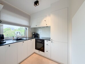 Kylskåp, ugn, spishäll och diskmaskin