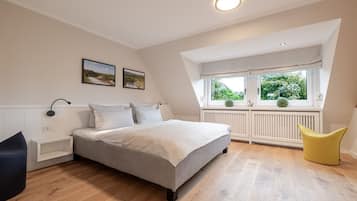 3 bedrooms, in-room safe, desk, iron/ironing board