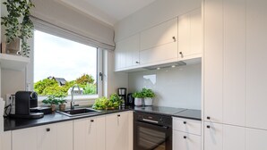 Kaffetrakter/tekoker, kjøleskap, ovn og kokeplater