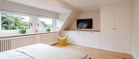 3 bedrooms, in-room safe, desk, iron/ironing board